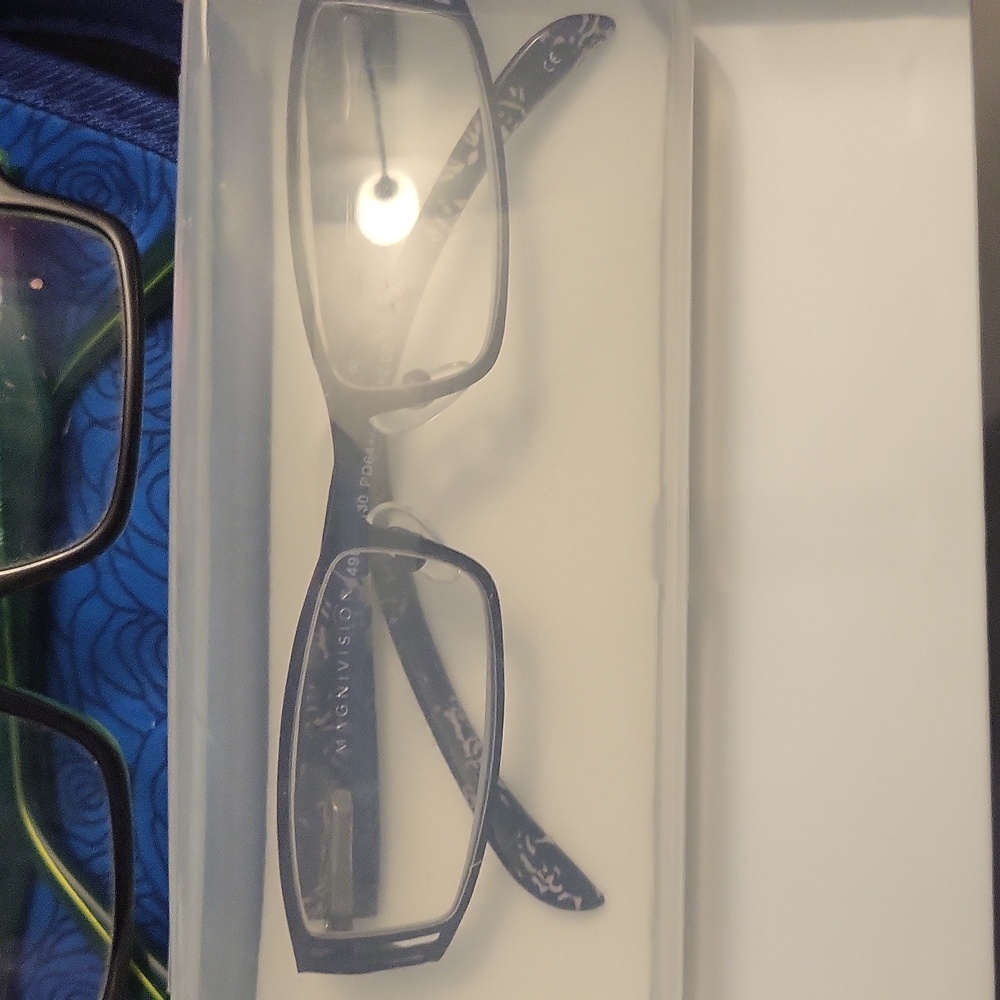 Magnivision Eyeglasses w/ case